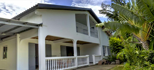 Étanchéité Toiture Réunion 974 : votre artisan couvreur et peintre dans l'île de la réunion 974 : Réparation, entretien toiture en tôle, couverture, pose de gouttières, étanchéité et peinture toit, ravalement peinture façade.
