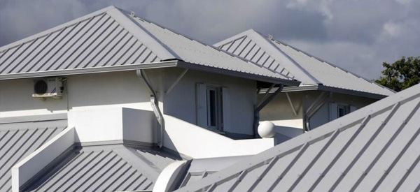 Étanchéité Toiture Réunion 974 : votre artisan couvreur et peintre dans l'île de la réunion 974 : Réparation, entretien toiture en tôle, couverture, pose de gouttières, étanchéité et peinture toit, ravalement peinture façade.